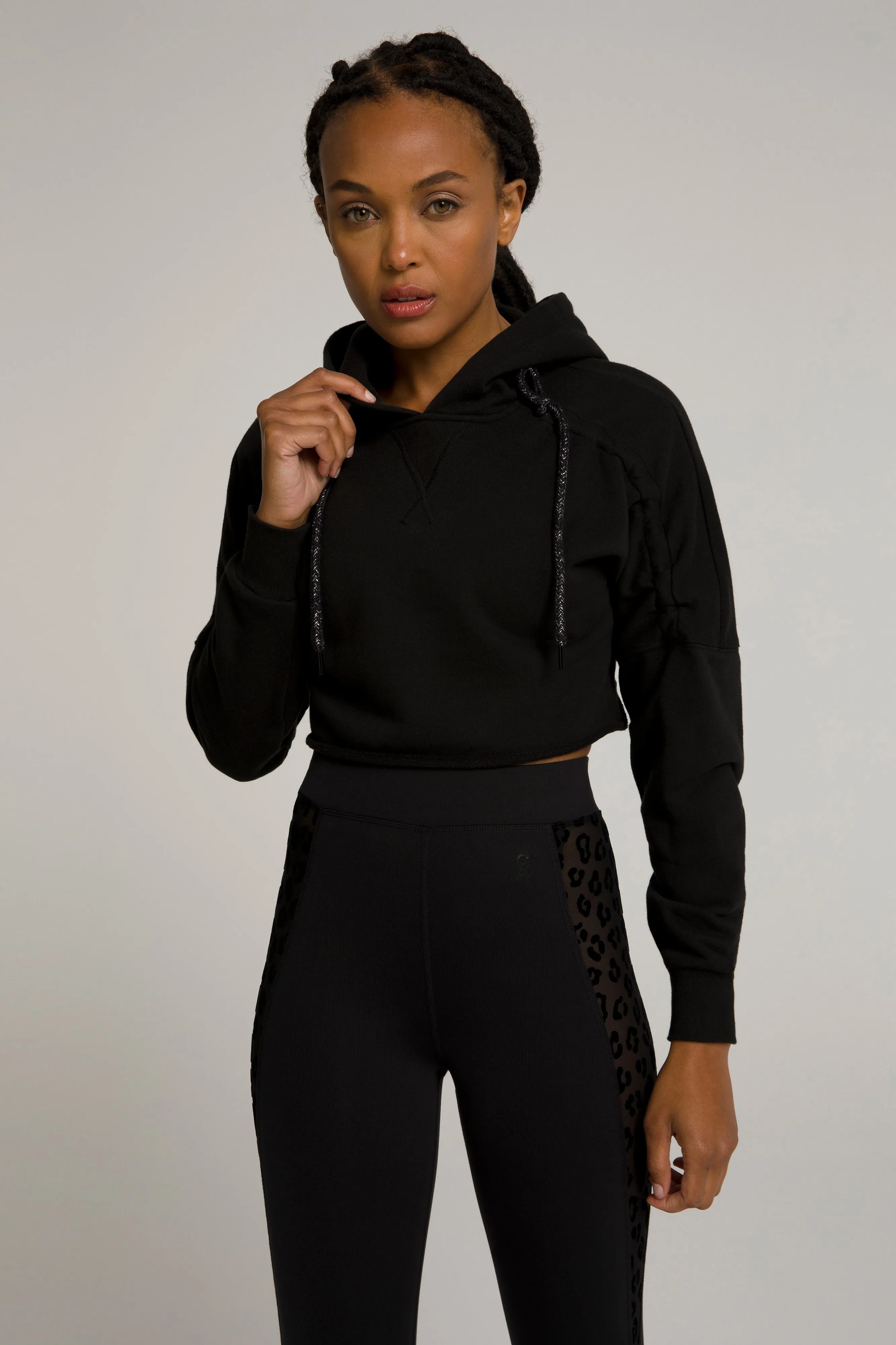 RUCHED CROP HOODIE | BLACK001